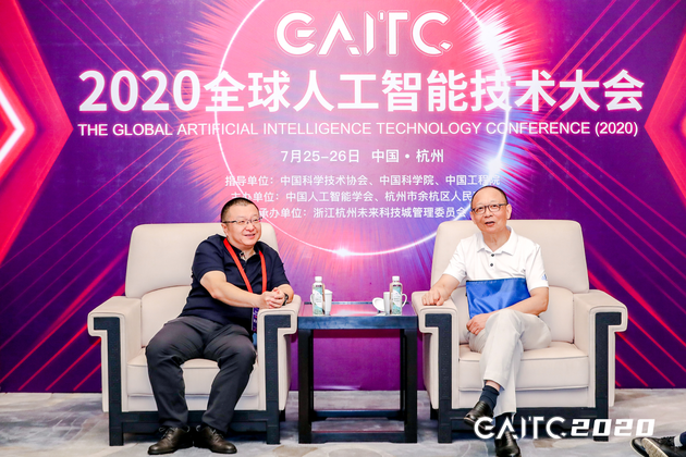 图注:新浪集团首席信息官、新浪AI媒体研究院院长王巍(左)与CAAI名誉理事长、中国工程院院士李德毅(右)正在交流